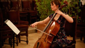 Mathilde suona il violoncello nell'aula magna per la festa di agraria a Perugia