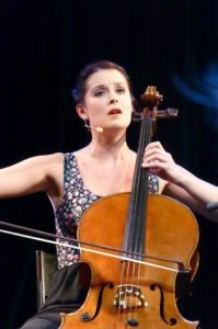 Mathilde canta e suona il violoncello