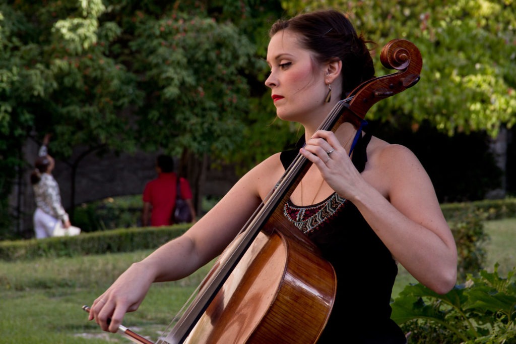 Mathilde suona il violoncello all'Orto medievale di Perugia